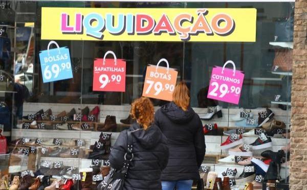 Paranaenses chegam ao fim de ano um pouco menos endividados, mas 10% não podem pagar as contas