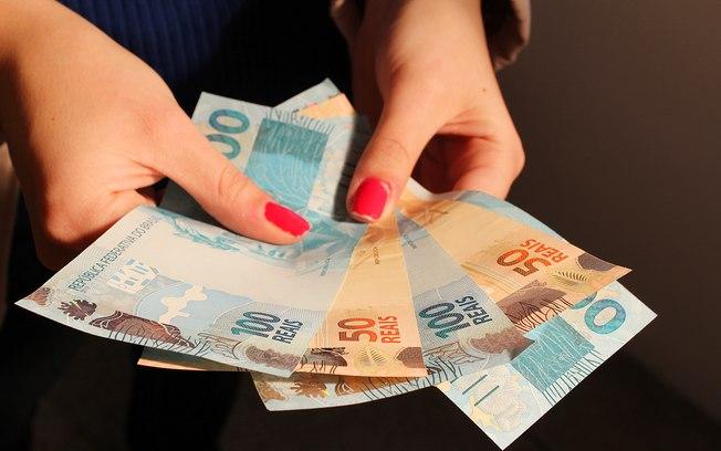 Segunda parcela do 13º salário sai nesta quinta e injeta mais R$ 4 bilhões na economia