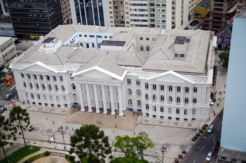 UFPR abre inscrições de concurso para profissionais de 10 áreas; salários chegam a R$ 4,1 mil