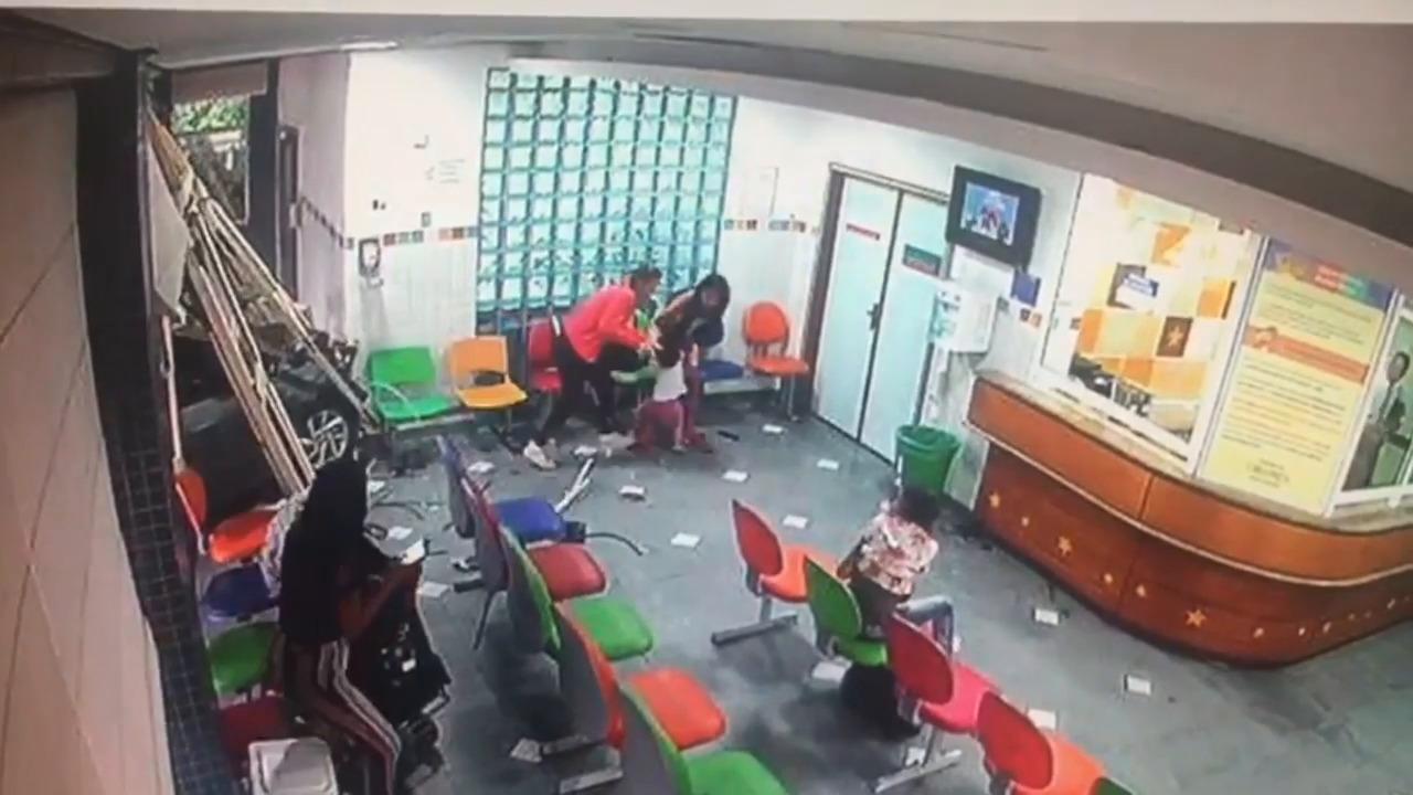 Carro invade recepção do Hospital da Criança Santo Antônio, em Porto Alegre