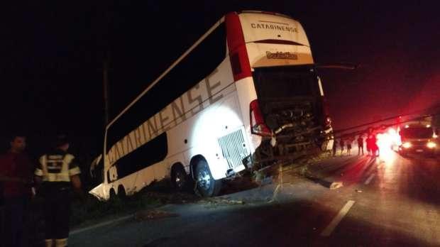 Motorista de ônibus morre e três passageiros ficam feridos na BR 373