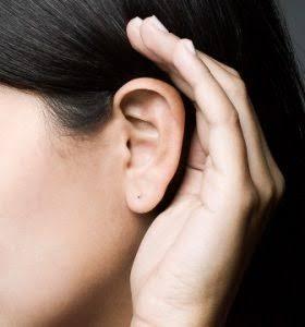 Mulher não consegue ouvir homens devido à rara condição médica