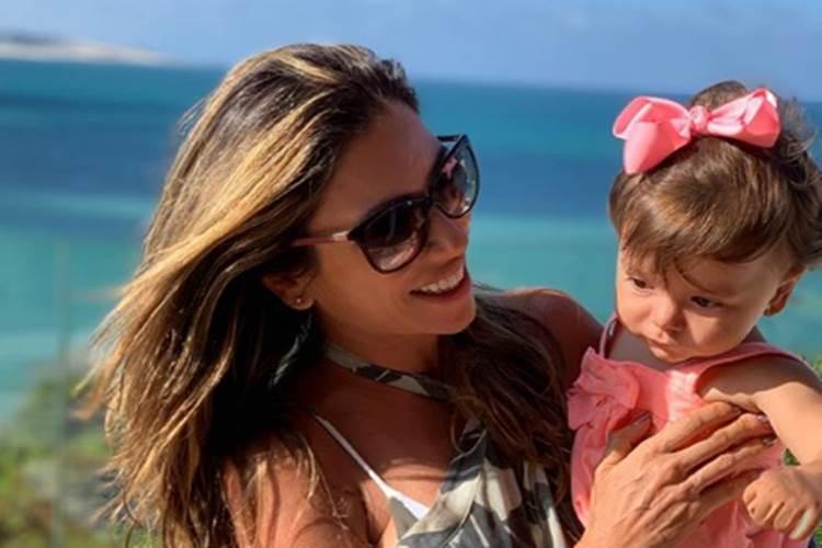 Patrícia Abravanel comemora 1° ano da filha Jane com festa em casa