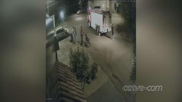Caminhão do Corpo de Bombeiros dá ré e atinge motociclista em Cascavel