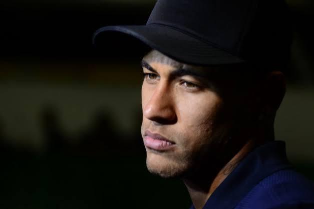 Neymar ignora polêmica e diz que 