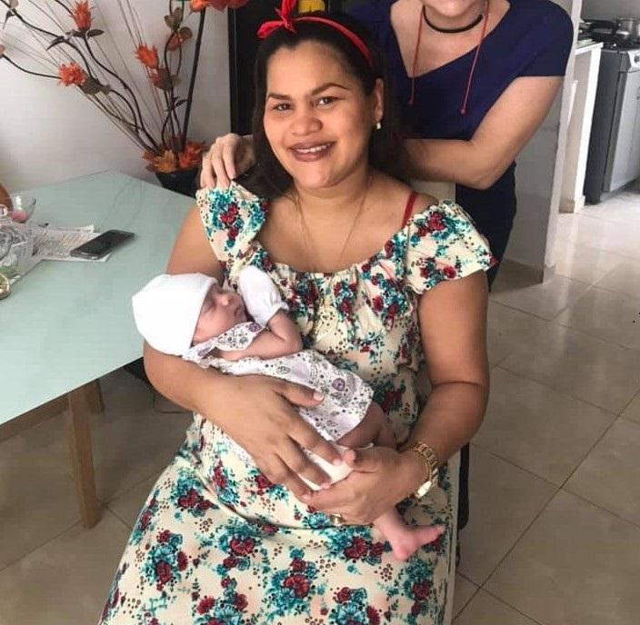 Em caso raro, bebê nasce com gêmeo “morando” em seu abdômen