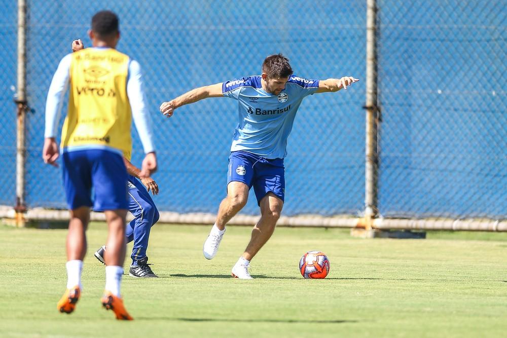 Kannemann volta da seleção e tapa furo na defesa do Grêmio contra o São Luiz