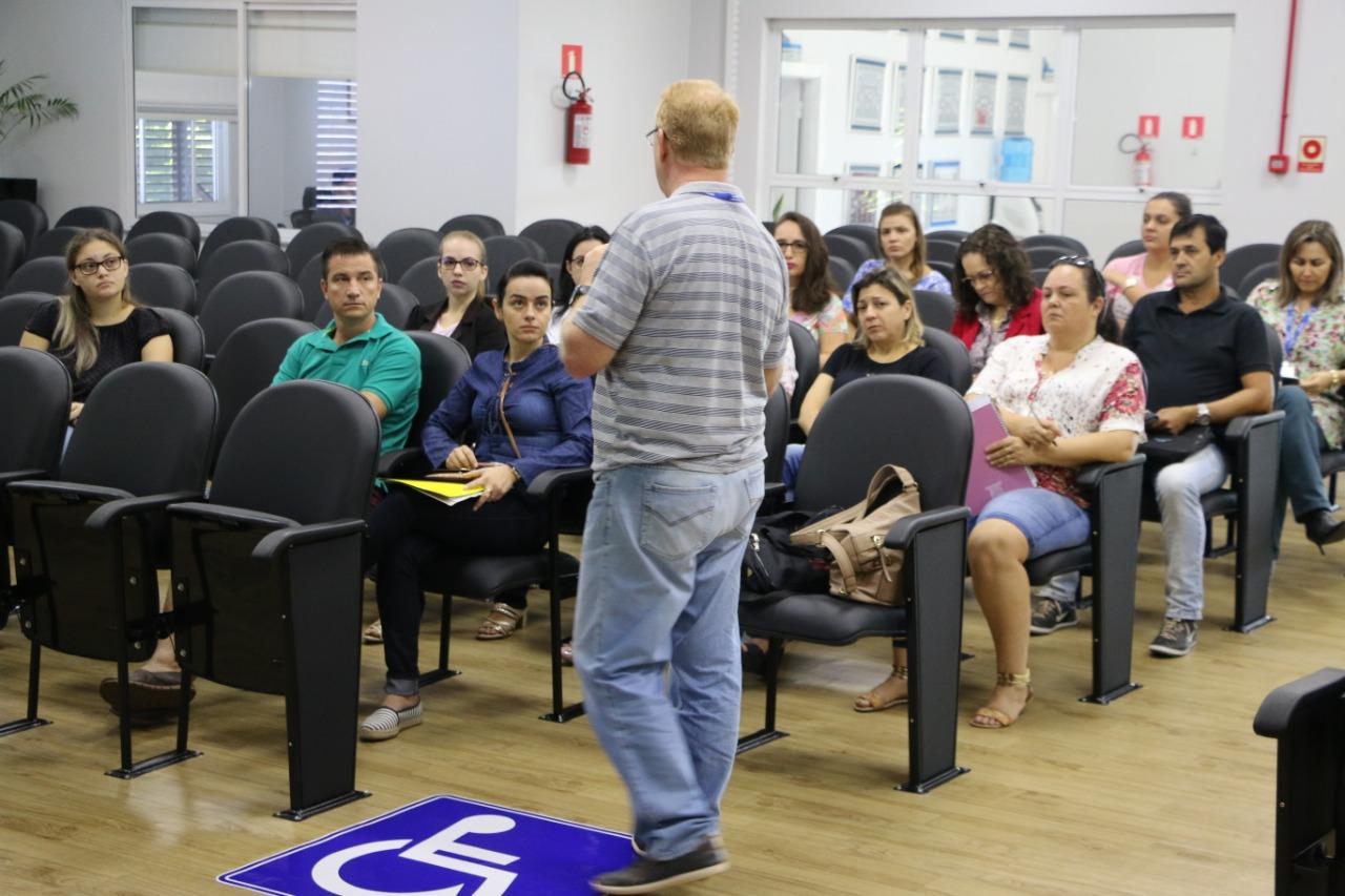 Professores participam de capacitação abordando símbolos do município e região