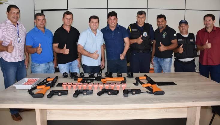 Prefeito de São Miguel entrega armas não-letais à Guarda Municipal e agentes de trânsito