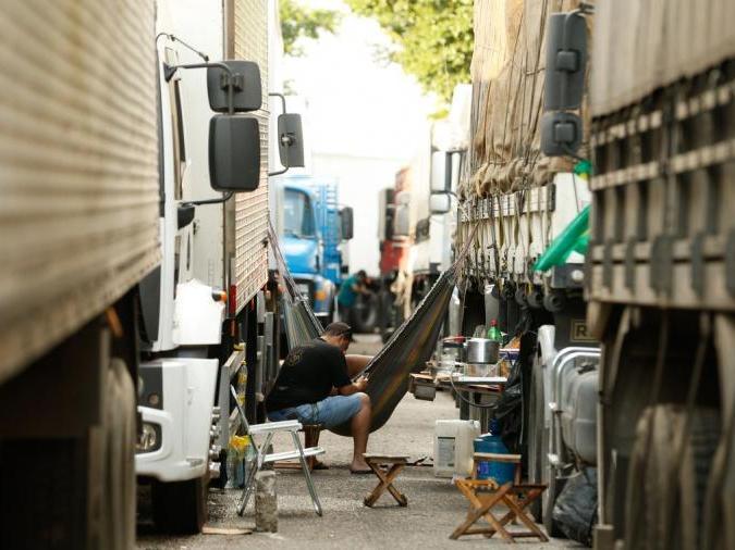 Após reunião com governo, caminhoneiros descartam paralisação