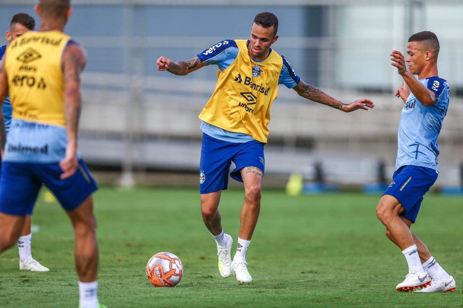 Com 5 gols em Gre-Nais, Luan abre brecha para mistério, mas deve ficar fora de decisão