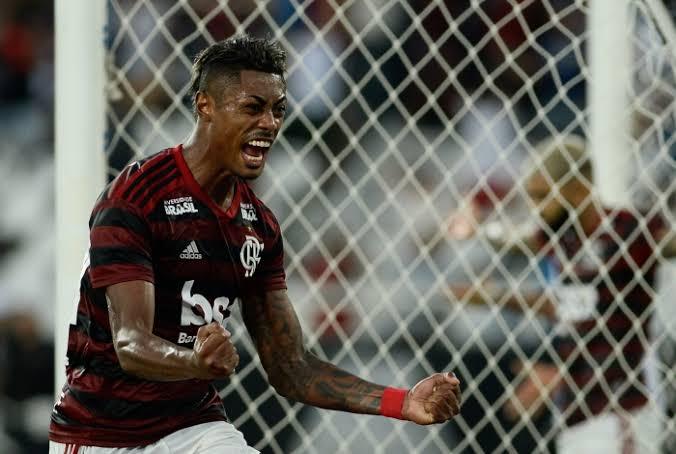 Com dois de Bruno Henrique, Flamengo bate o Vasco e fica perto do título