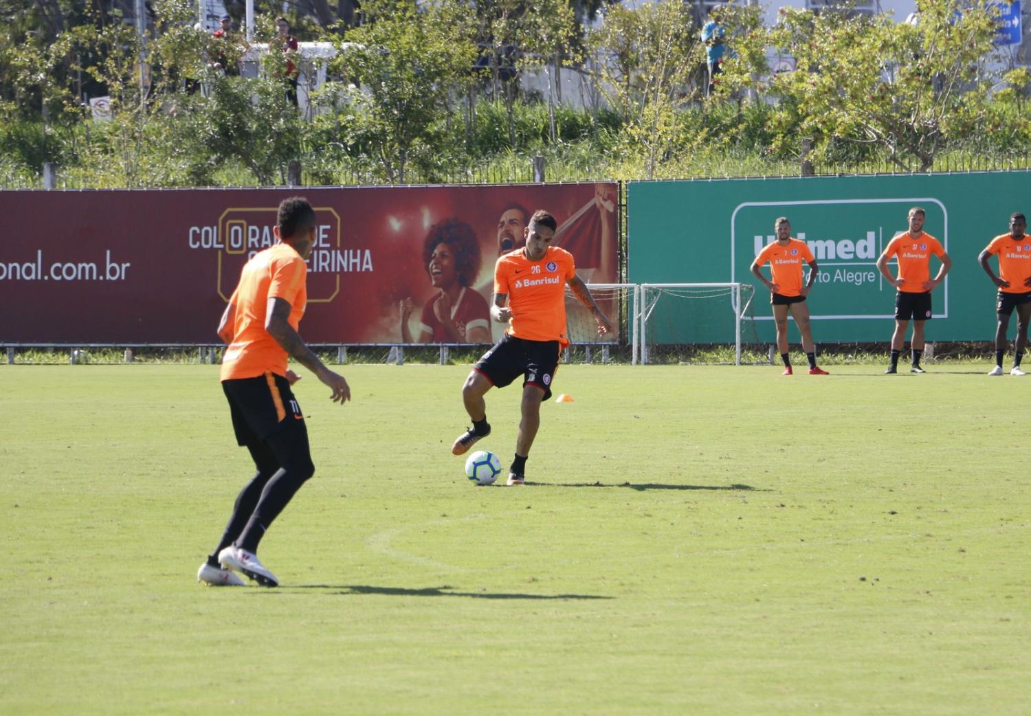 Dourado e Guerrero voltam a treinar e devem estar em campo na quarta