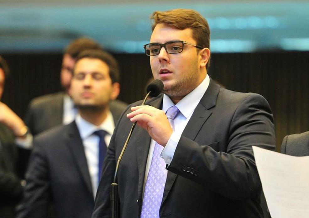 Justiça manda bloquear R$ 100 mil do deputado Felipe Francischini por gastos com alimentação