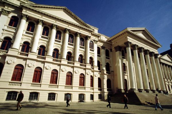 Brasil é o país que menos gasta com universidades, revela estudo da OCDE