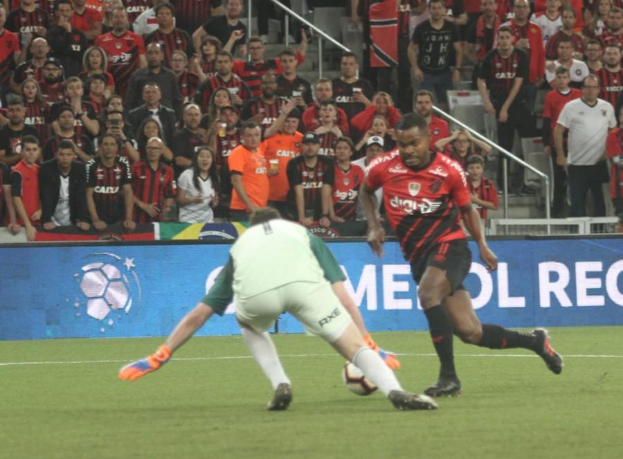 Com atuação de gala e gol gringo, Athletico vence o River no 1º duelo da Recopa