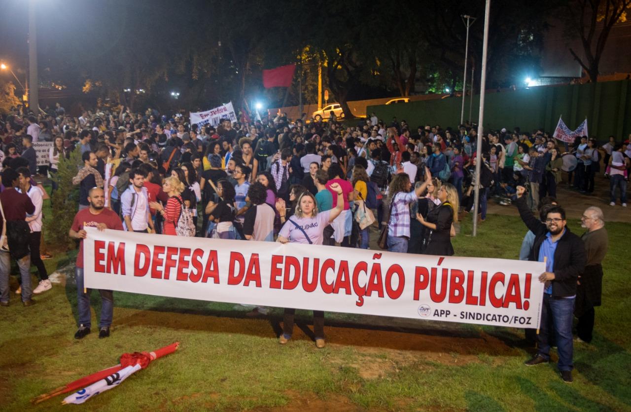 Em defesa da educação, 6 mil pessoas ocupam ruas e praças de Foz
