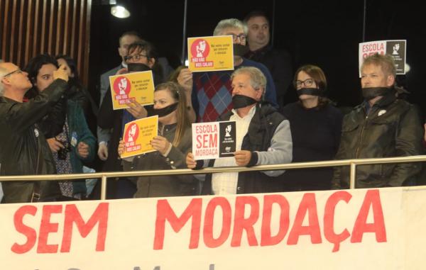 Em meio a protestos de professores e estudantes, Assembleia adia votação de 'escola sem partido'