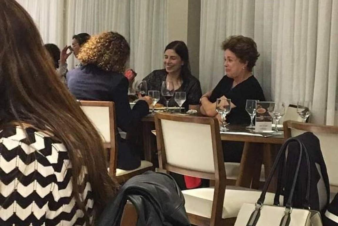 Ex-presidente Dilma Rousseff é vista jantando em hotel de Foz do Iguaçu