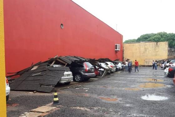 Telhado desaba sobre carros em estacionamento particular no centro de Foz