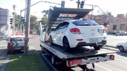 Veículo com R$ 77,5 mil em débitos é guinchado