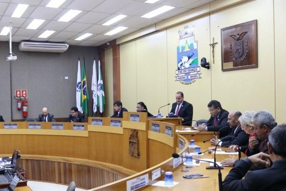 Vereadores de Foz do Iguaçu aprovam reajuste dos próprios salários