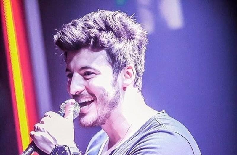 Cantor de Foz que viralizou ao se apresentar só para os pais toparia gravar com Paula Fernandes