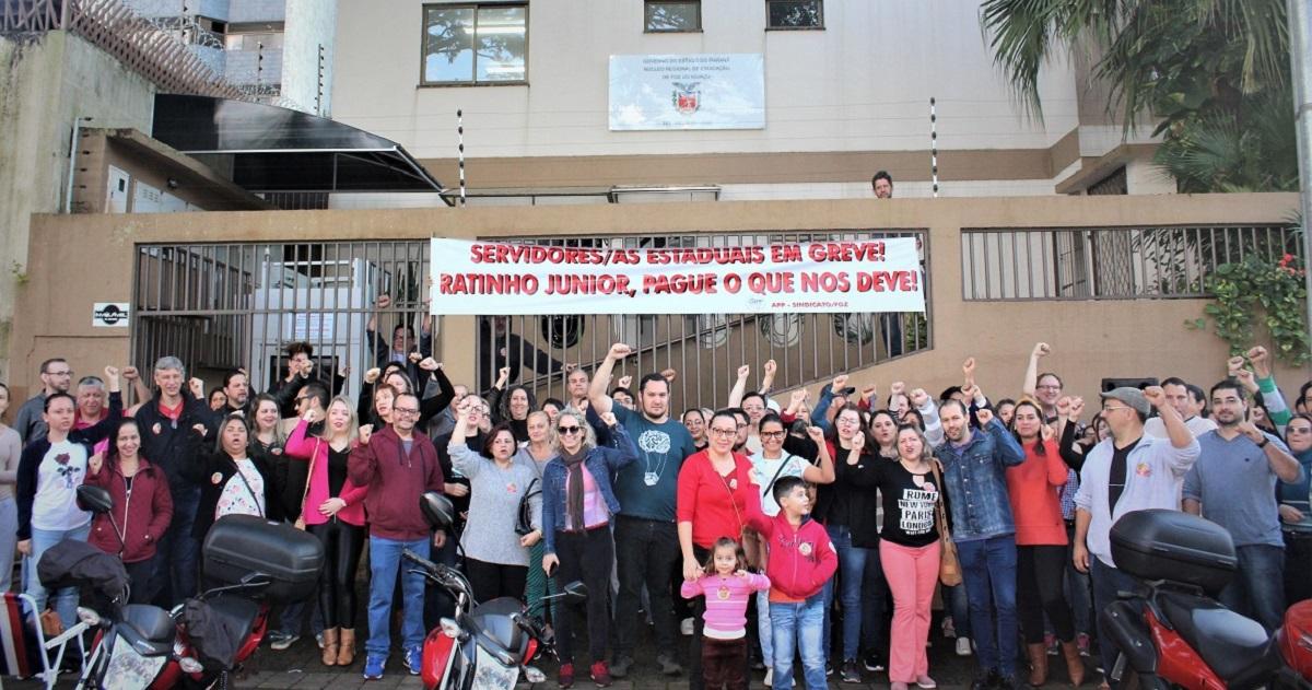 Em ato no NRE/Foz, educadores reivindicam proposta do governo