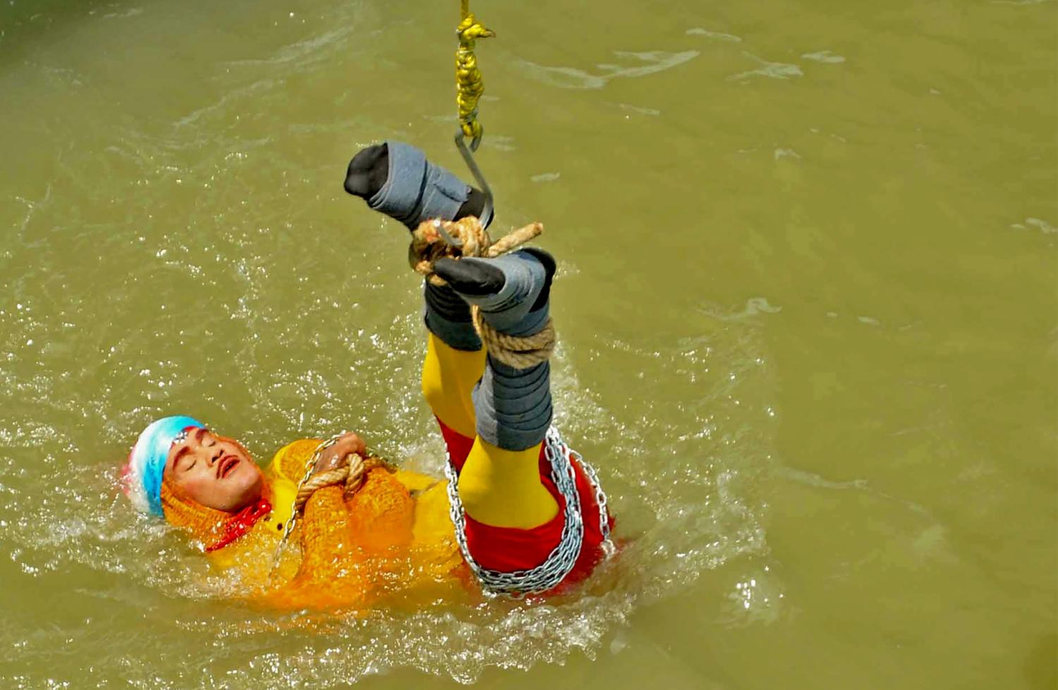 Ilusionista desaparece após ser amarrado e lançado em rio em truque arriscado