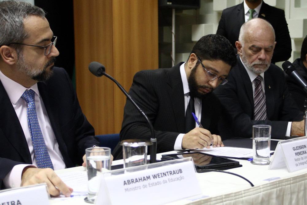 Professor Gleisson Pereira de Brito toma posse como reitor da UNILA