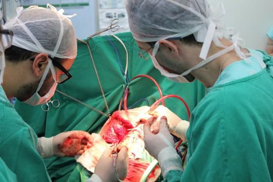 Cirurgia cerebral rara é realizada com paciente acordado em Foz do Iguaçu