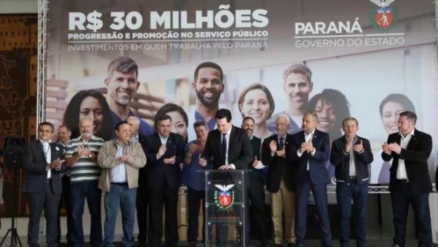 Ratinho Junior autoriza novos avanços de carreira para servidores