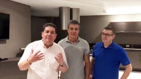Réu em sete processos, Beto Richa recebe prefeitos e anuncia retorno à política
