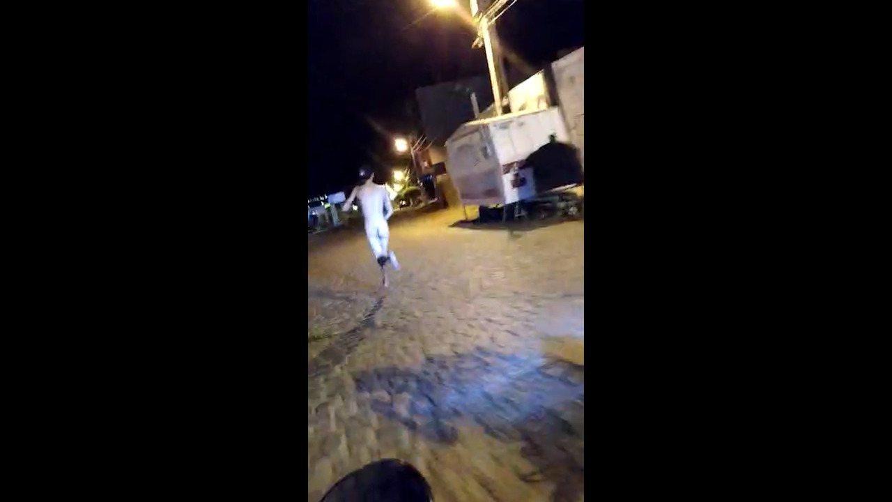 Após vitória do Flamengo, torcedor cumpre promessa e corre pelado na rua; veja o vídeo