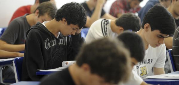 Enem 2019: a cada 100 alunos, 22 estão atrasados no Ensino Médio no Paraná