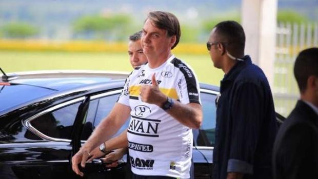 Bolsonaro usa camisa do FC Cascavel no primeiro dia de 2020