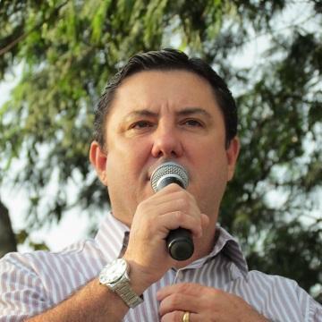 Rádio Grande Lago e Nego Santin saem na frente e Santa Helena tem, oficialmente, o primeiro pré- candidato a prefeito