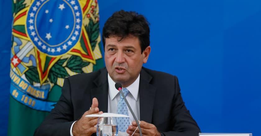Após reunião com Bolsonaro, Mandetta diz que continua e que governo