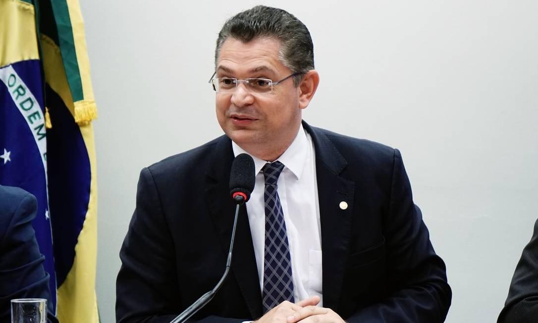 Crítico do isolamento, deputado está na UTI com COVID-19