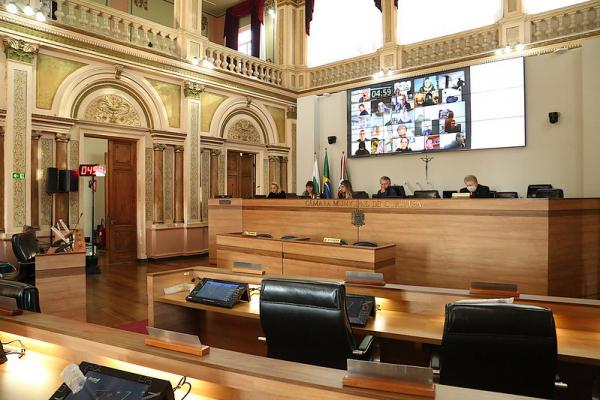 Vereadores rejeitam pedido de abertura de processo de impeachment contra prefeito de Curitiba