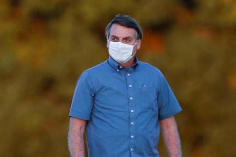 'Acabaram com emprego no Brasil', diz Bolsonaro em volta ao trabalho