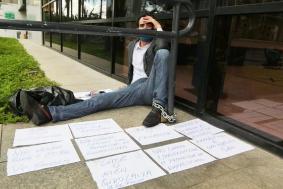 Caixa aceita renegociar acordo a empresário que ficou 50 horas acorrentado no PR