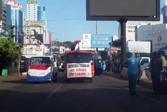 Caminhoneiros de cargas menores realizam protesto em Ciudad del Este