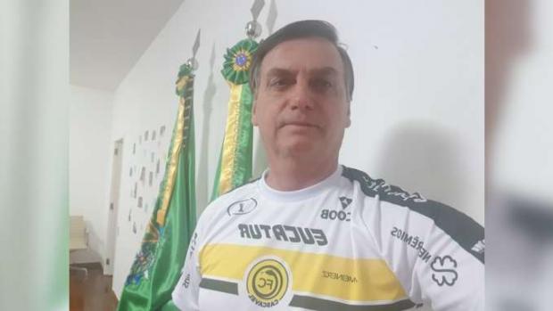 Com camisa do FC Cascavel, Bolsonaro anuncia apoio de times em Medida Provisória