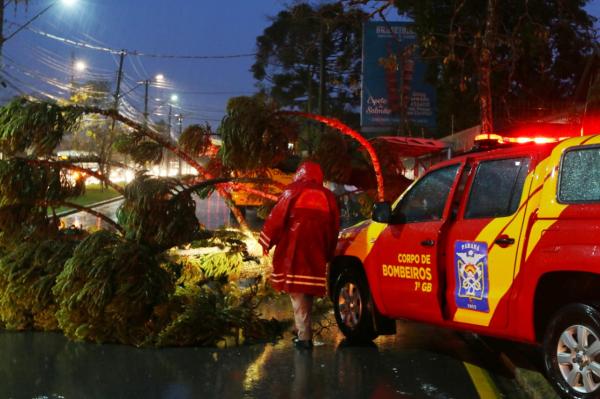 Com ventos de até 80 km/h, novo ciclone pode atingir o Paraná entre terça e quarta