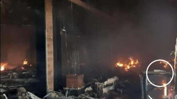 VEJA! Bíblia resiste a incêndio em shopping e surpreende funcionária