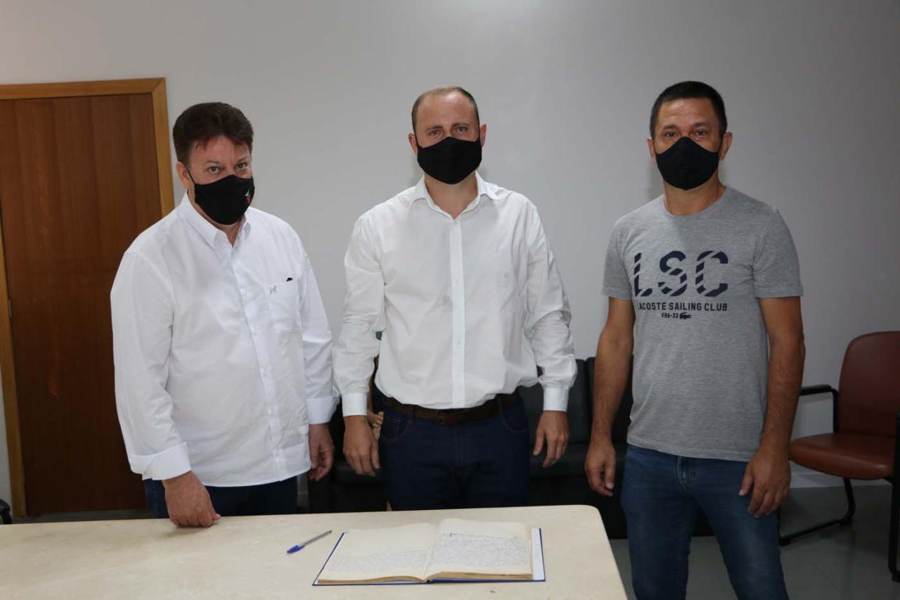 Zado reassume a prefeitura na presença de deputado e vereadores