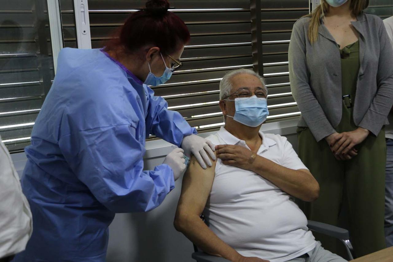 Médico é o primeiro a receber a vacina contra o coronavirus em Santa Helena