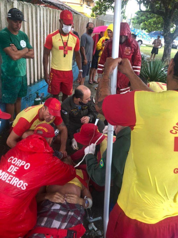 Raio atinge posto de guarda-vidas em Guaratuba, no litoral do Paraná