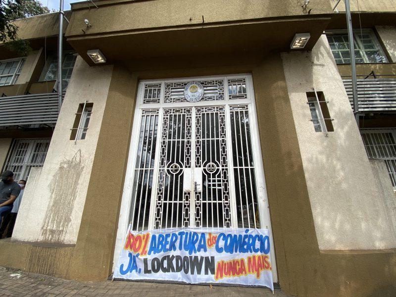Comerciantes de Foz do Iguaçu fazem manifestação em frente à Prefeitura